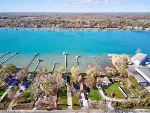 Newer Cottage on the Lake, ample space for boats