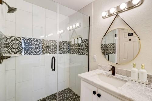 The Retro Retreat - Close to Downtown, Fort Sam in San Antonio, USA