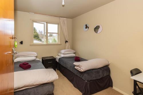 2 twin beds