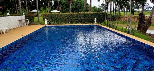 Swimmingpool, Uthai River Lake Resort in Uthai Thani