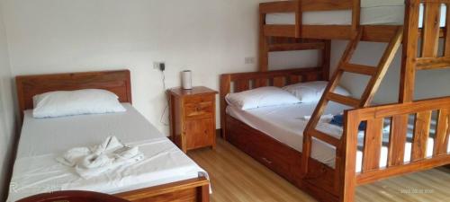 1 double bed, 2 twin beds