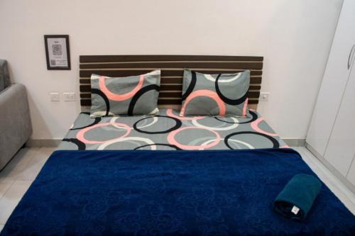 Minimalistic High Rise Stay-Couple Friendly