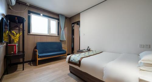 East Sacred Hotel-easy to findᴮᵉⁱʲⁱⁿᵍᒼᵉⁿᵗᵉʳ丨Near Tiananmen Forbidden City丨close to Metro Zhangzizhong And Beixinqiao丨 Free laundry service coffee drinks mineral water and snacks丨English language Tourism ticket service small change