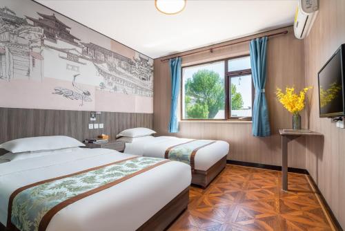 East Sacred Hotel-easy to findᴮᵉⁱʲⁱⁿᵍᒼᵉⁿᵗᵉʳ丨Near Tiananmen Forbidden City丨close to Metro Zhangzizhong And Beixinqiao丨 Free laundry service coffee drinks mineral water and snacks丨English language Tourism ticket service small change