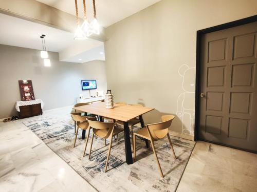 The Jewel with FREE WiFi and Box TV