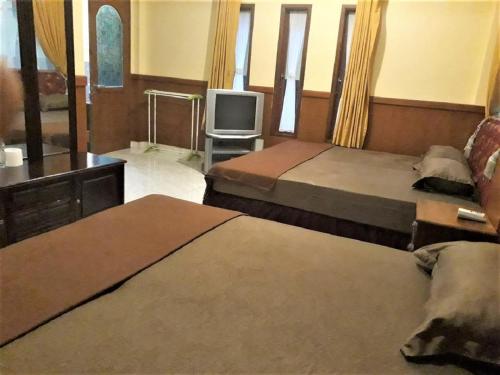 2 queen beds