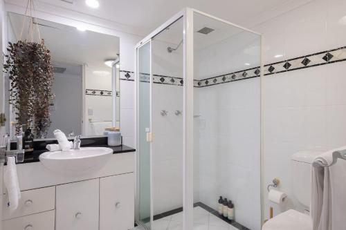 23 Storeys Up - Functional Sydney CBD Sanctuary - image 3