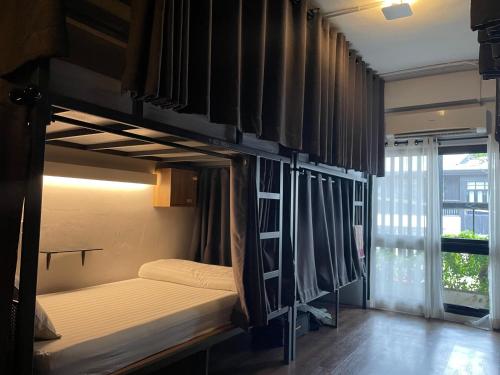 ผู้เข้าพัก 1 คน ในหอพักรวมชายหญิง 1 เตียง (Bed in Mixed Dormitory)