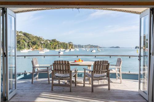 Bay of Islands Apartment On The Water- The Bridge in Opua
