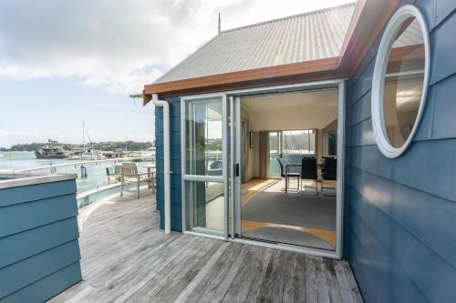 Bay of Islands Apartment On The Water- The Bridge in Opua