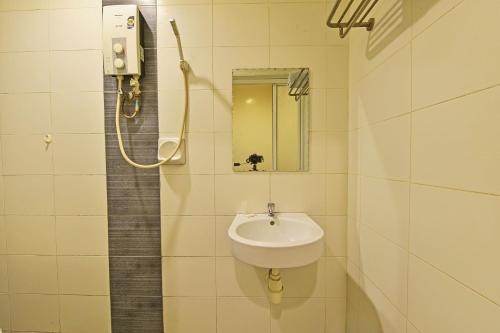 Bathroom, OYO 90853 New Soho Hotel near Batu Caves - Hindu Temple