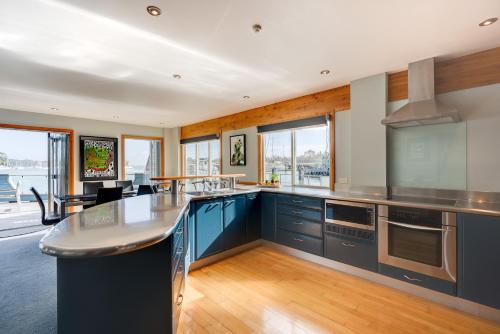 Bay of Islands 2 Bedrooms On The Water-The Landing in Opua