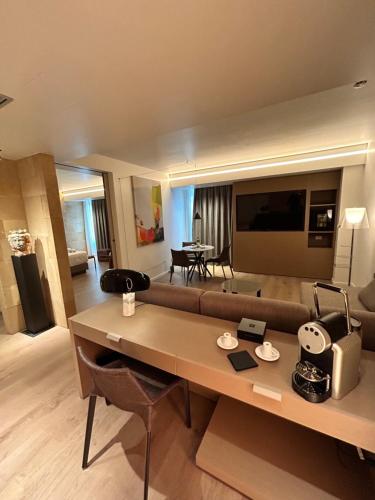 Suite with City View image 5