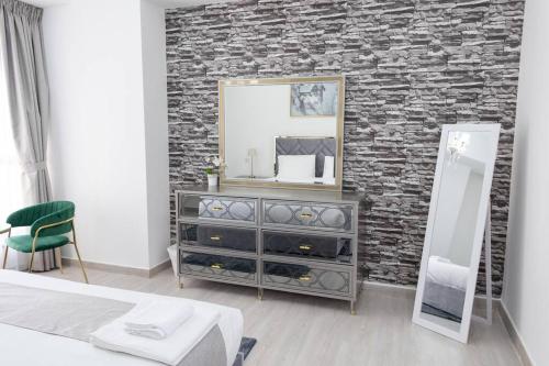Shams Beach Front JBR apartments by HAPPY SEASON, Дубай (фото 7)