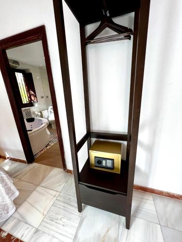 Queen Room with Spa Bath image 6