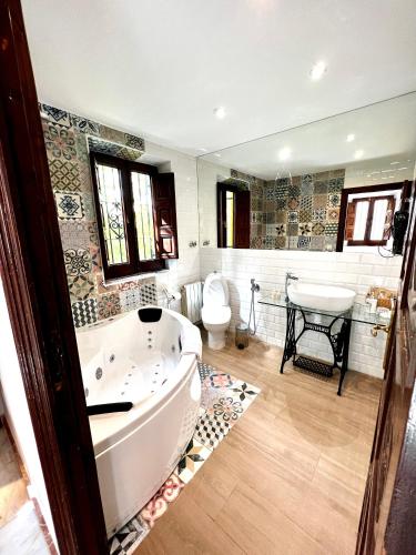 Queen Room with Spa Bath image 9