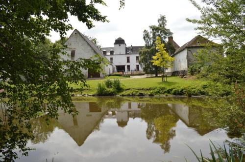 Le domaine du château blanc à 10 minutes de Paira Daiza