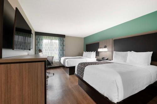 2 queen beds