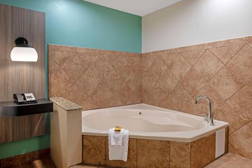 La Quinta by Wyndham Indianapolis Greenwood - image 7