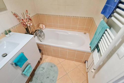 Гореща вана, Casalionel Peace and quiet just 25 min from Paris and Versailles in Льо Везине