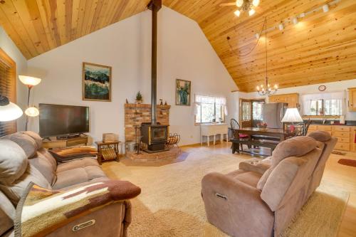 Relax Fireside + Play Games! Hiker’s Haven in Pine