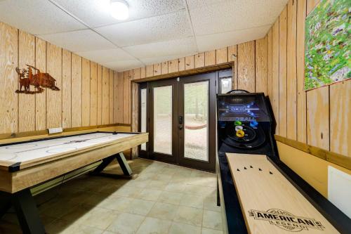Poconos Cabin Rental - Walk to Lake Wallenpaupack! in Lake Ariel, USA