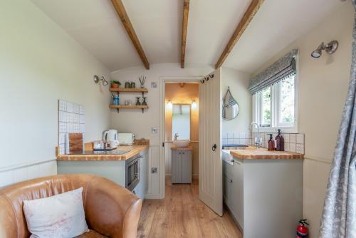 Great Ashley Farm Bed and Breakfast & Shepherds Huts - 주방