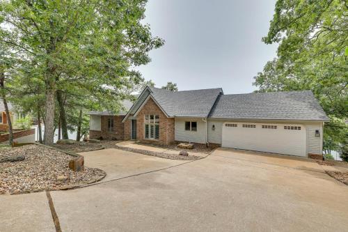 Bella Vista Home with Kayaks and Deck on Loch Lomond! in Bella Vista, USA