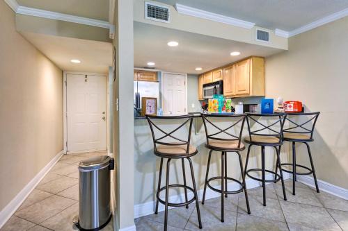 Ground-Floor Condo Walk to Beach and Casino! - image 13
