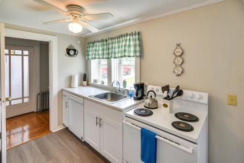 Newport House Less Than 3 Mi to Beaches and Bowens Wharf! in Newport, USA