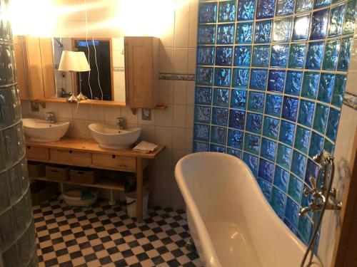 Kotimaailma - Iso ja viihtyisä omakotitalo saunalla 9 henkilölle, Helsinki (foto 3)