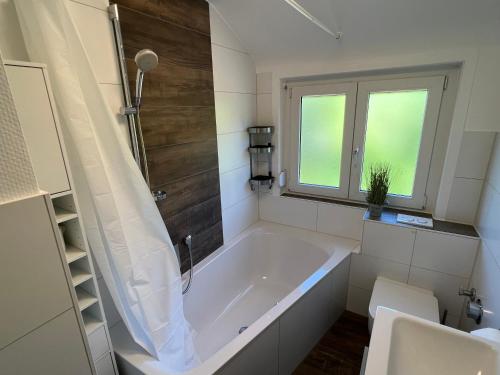 浴室, Ferienwohnung an der Erms in 埃爾姆斯河畔代廷根