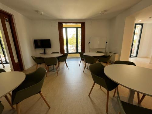 ห้องส่วนกลางสำหรับนั่งเล่น/ดูทีวี, Cal Maco Alberg i centre de visitants in อิกัวลาดา