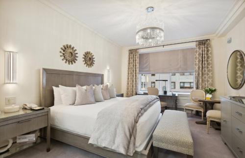 Interior King Room  image 4