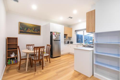 Modern Share house, private room with single bed, 4km to beach in Mitchell Park