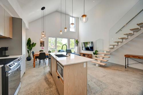 Luxury Penthouse 3Bedrooms 2Bathrooms Downtown Private Roof Terrace presented by TripMontreal in Southwest