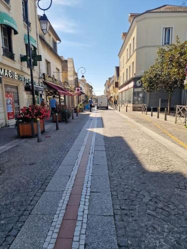 Charmant appartement plein centre 250m de la gare 30mn de Paris in Les Mureaux