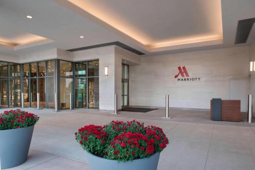 Buffalo Marriott at LECOM HARBORCENTER in Buffalo, USA