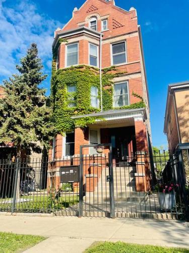 Private Chicago Garden unit 1BR/1BA - Tap to explore photos