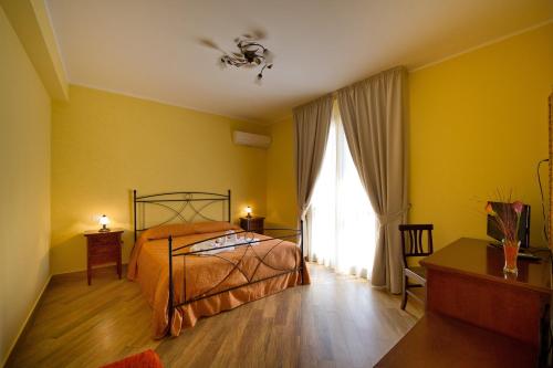 1 king bed, 1 twin bed