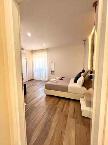 Deluxe Double Room with Balcony image 10