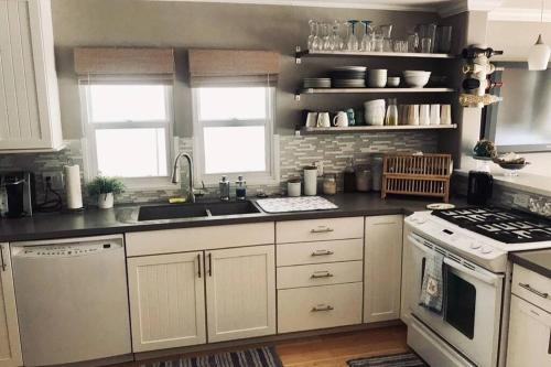 Surf City Beach Cottage in Huntington Beach, USA