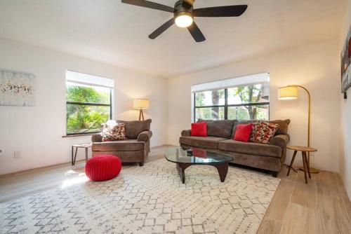 Casa Lupita- Patio & Firepit, King Bed 4BR in Santa Fe, USA