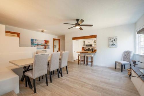 Casa Lupita- Patio & Firepit, King Bed 4BR in Santa Fe, USA