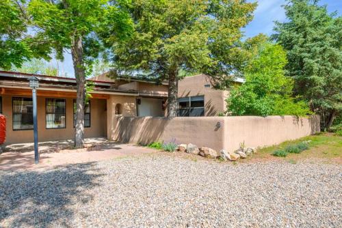 Casa Lupita- Patio & Firepit, King Bed 4BR in Santa Fe, USA