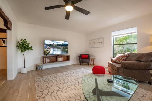 Casa Lupita- Patio & Firepit, King Bed 4BR in Santa Fe, USA