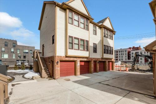 The Lumber Barons Mansion: 2 King Suites, 2.5BA + Gym in Detroit, USA