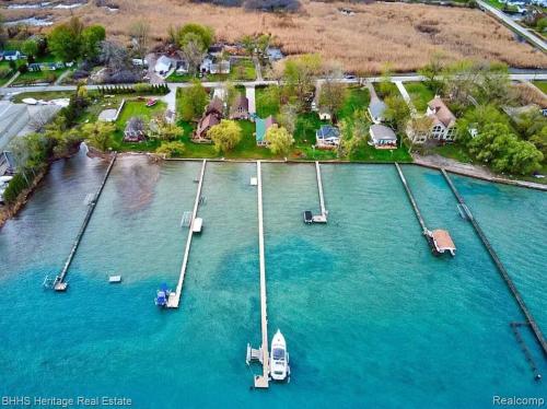 Newer Cottage on the Lake, ample space for boats in Harsens Island, USA