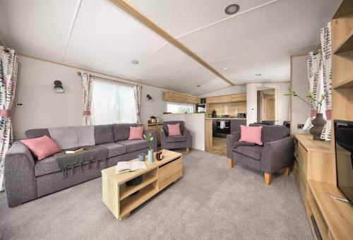 Lomond Woods Holiday Park Room Type - Two Bedroom Deluxe Junior Lodge with Hot tub Lomond Woods Holiday Park Room Type - Two Bedroom Deluxe Junior Lodge with Hot tub