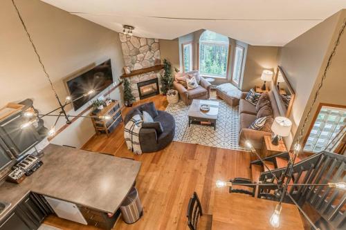 Cozy Chateau Styled Top Floor-2 Story Condo, True Ski-in/ Ski-out